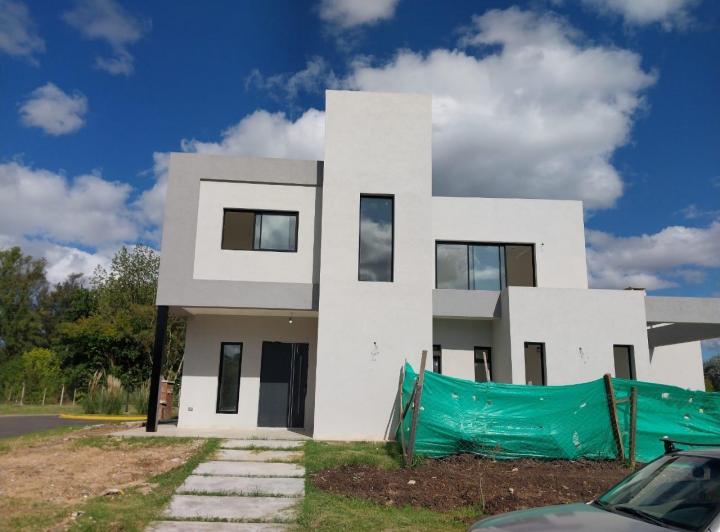 Casa · 173m² · 5 Ambientes · 2 Cocheras