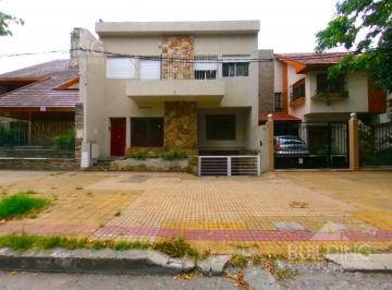 Casa · 200m² · 9 Ambientes · 1 Cochera · Casa en Venta - 4 Dorm. - La Plata - Cochera Cubierta