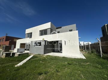 Casa · 120m² · 5 Ambientes · 1 Cochera · Casa en Alquiler de 3 Dorm. con Pileta en Casas de Santa María, Villa Nueva