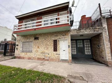 Casa · 248m² · 4 Ambientes · 2 Cocheras · Casa de 3 Amb en Venta en Temperley con Dpto 2amb