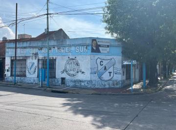 Casa · 4 Ambientes · 2 Cocheras · Dos Departamentos Frente Al Club Temperley! Gran Potencial Comercial