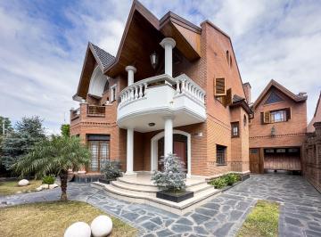 Casa · 386m² · 4 Ambientes · 6 Cocheras · Chalet en Venta en R. Calzada Unico por Categoria y Diseño