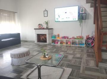 Casa · 5 Ambientes · Venta Casa en Luis Guillon