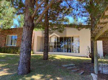 Casa · 180m² · 5 Ambientes · 1 Cochera · 135 - Casa en Venta con Piscina - Gas Natural - Costa Esmeralda en Sub Barrio Senderos II