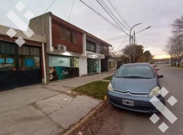 Casa · 210m² · 5 Ambientes · Venta de Casa en Plottier, Centro!