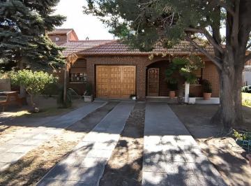 Casa · 151m² · 5 Ambientes · 1 Cochera · Casa 3 Dorm. B° Huilliches - Neuquén