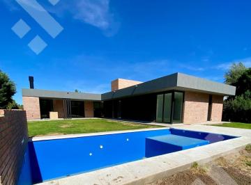 Casa · 203m² · 6 Ambientes · 2 Cocheras · Venta Casa a Estrenar con Pileta en Barrio Privado Sauces del Limay, Neuquén