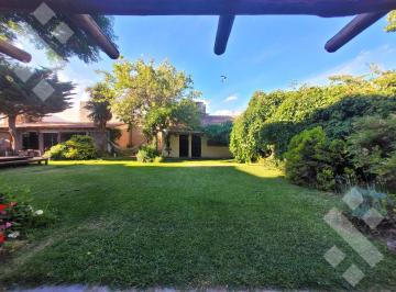 Casa · 176m² · 8 Ambientes · 1 Cochera · Venta Casa 4 Dorm. B° Canal V - Neuquén