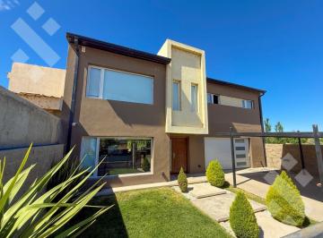 Casa · 302m² · 7 Ambientes · 1 Cochera · Venta Casa 3 Dorm Bª Confluencia Rural