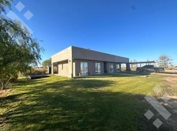 Casa · 111m² · 3 Ambientes · 1 Cochera · Venta Casa 2 Dorm. - Villa Tenis Club - Mari Menuco