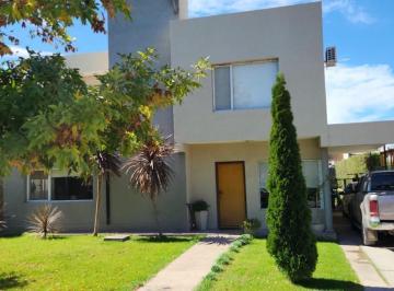 Casa · 200m² · 5 Ambientes · Venta Casa 3 Dorm en B° Elementos Pileta, Neuquen