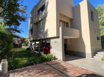 Casa · 428m² · 9 Ambientes · 2 Cocheras · Venta Casa 5 Dorm. (Nivel Gerencial) - B° Confluencia Urbana, Neuquén Capital