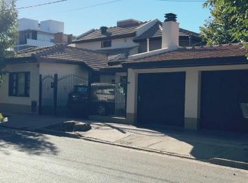 Casa · 260m² · 8 Ambientes · 2 Cocheras · En Venta Casa 4 Dorm. con Pileta, B°cumelén, Neuquén