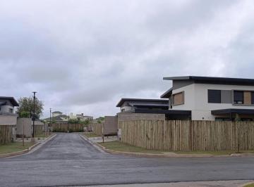 Casa · 124m² · 3 Ambientes · 4 Cocheras · Exc. Casa Vta 2 Dorm Pileta/qcho/gge Casas Bosque La Trinidad