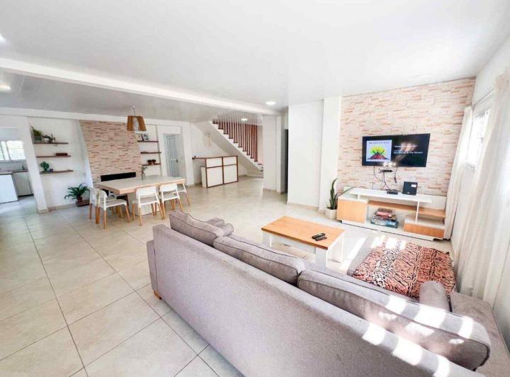 Casa · 240m² · 5 Ambientes · 1 Cochera
