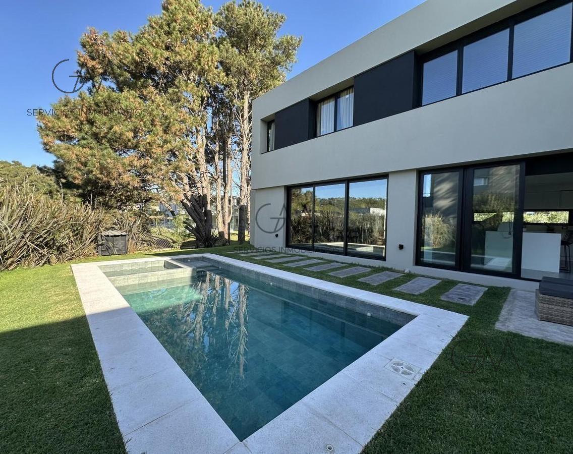 Casa 3 dorm, 330m² con piscina y quincho — Rumenco