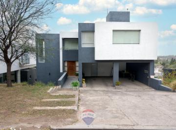 Casa · 268m² · 7 Ambientes · 1 Cochera · Venta Casa 4 Dorm con Pileta Villa Allende Cordoba