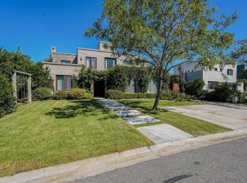 Casa · 270m² · 6 Ambientes · 2 Cocheras · Casa en Venta en El Canton con Pileta y Espejo de Agua