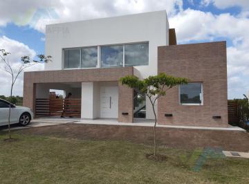 Casa · 157m² · 6 Ambientes · 2 Cocheras · Casa con Pileta en Dos Plantas - San Ramiro Pilar del Este