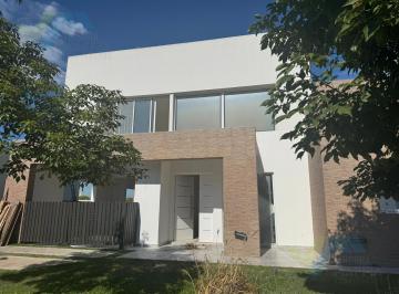 Casa · 157m² · 6 Ambientes · 2 Cocheras · Casa con Pileta en Dos Plantas - San Ramiro Pilar del Este
