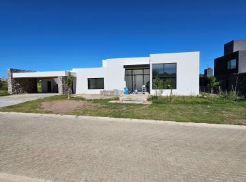 Casa de 4 ambientes, Mendiolaza · Casa en Estancia El Terrón