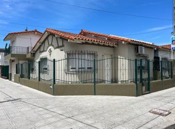 Casa · 260m² · 3 Ambientes · 1 Cochera · Casa en Lanús Este