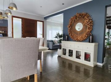 Casa · 254m² · 8 Ambientes · 2 Cocheras · Casa en Venta Barrio El Quimilar
