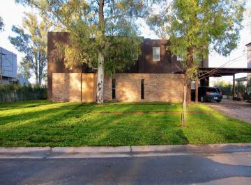 Casa · 341m² · 8 Ambientes · 2 Cocheras · Casa en Alquiler 7 Ambientes Barrio El Encuentro