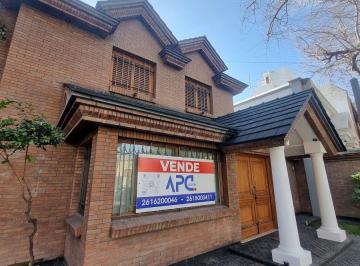 Casa de 8 ambientes, Ciudad de Mendoza · Casa en Venta. Av Emilio Civit. 5ta Sección.360 m² y 6 Dorm. en Ciudad de Mendoza
