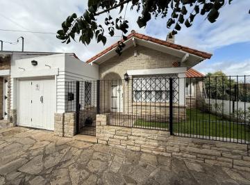 Casa · 178m² · 4 Ambientes · 2 Cocheras · Casa en Venta Barrio Guemes