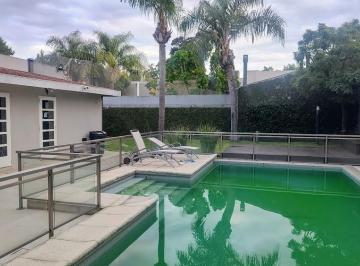 Casa de 5 ambientes, Morón · Venta, Chalet de Categoría, Doble Lote, Villa Sarmiento, 5 Ambientes, 3 Suites, Pileta Climatizada