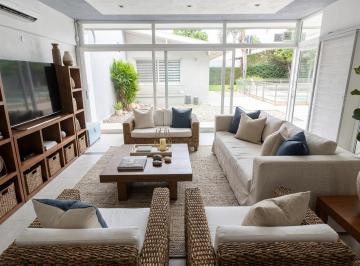 Casa de 5 ambientes, Morón · Venta, Chalet de Categoría, Doble Lote, Villa Sarmiento, 5 Ambientes, 3 Suites, Pileta Climatizada
