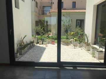 Casa · 200m² · 4 Dormitorios · Casa en Alquiler con Opción a Compra Apto Crédito, Acepta Propiedad en Parte de Pago