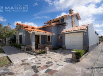Casa · 230m² · 4 Ambientes · 2 Cocheras · Casa en Venta Ramos Mejia