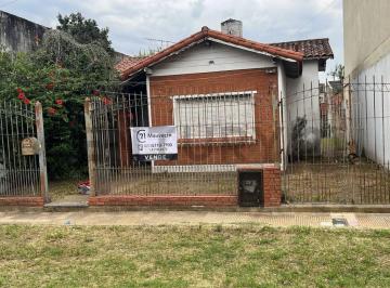 Casa · 74m² · 4 Ambientes · 1 Cochera · Oportunidad! Casa de 4 Amb C/ Cochera a Refaccionar en Barrio Ferroviario