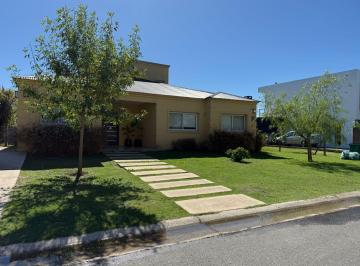 Casa · 196m² · 5 Ambientes · Muy Linda Casa en Venta en San Gabriel, Villanueva. 3 Dorm - Jardin y Pileta