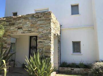 Casa · 220m² · 4 Ambientes · 2 Cocheras · Casa en Venta en El Centauro! Canning