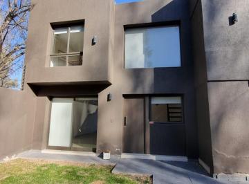 Casa · 95m² · 2 Dormitorios · 1 Cochera · Dúplex · Alquiler · Complejo Privado · 2 Dorm.