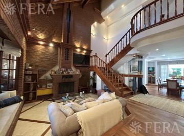 Casa · 200m² · 5 Ambientes · 1 Cochera · Venta de Casa 5 Ambientes con Cochera y Jardín en Villa Dominico