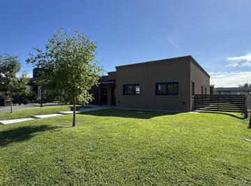 Casa · 160m² · 4 Ambientes · 2 Cocheras · Casa en Venta de 4 Ambientes con Pileta en Haras Santa Maria