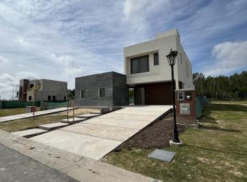 Casa · 196m² · 5 Ambientes · 4 Cocheras · Casa en Venta 4 Ambientes 3 Dorm. con Pileta a Estrenar Santa Ana Vilanueva