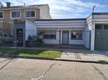 Casa · 70m² · 3 Ambientes · 1 Cochera · Alquiler - Casa Tipo PH de 3 Amb, Al Frente con Jardín y Cochera, Beccar