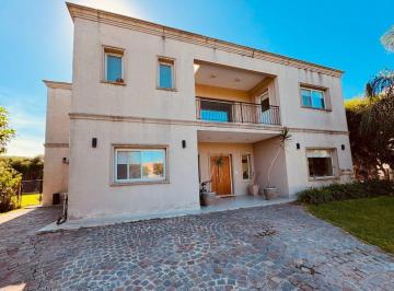 Casa · 216m² · 5 Ambientes · Casa en Venta, Cuatro Dorm., Lote Central, Pileta. Villanueva