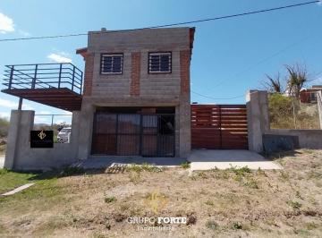 Casa · 230m² · 5 Ambientes · 2 Cocheras · Venta de 3 Casas con Pileta y Local en Cosquin.