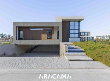 Casa · 194m² · 2 Cocheras · Casa en Venta en Canning Chico - Canning