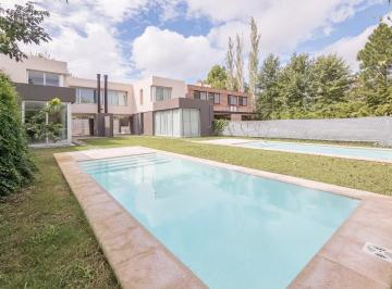 Casa · 127m² · 4 Ambientes · 1 Cochera · Venta / Permuta | Casa 3 Dorm. con Piscina a Estrenar | Aldea Fisherton, Rosario