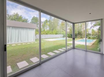 Casa · 127m² · 4 Ambientes · 1 Cochera · Venta / Permuta - Casa 3 Dorm. con Piscina a Estrenar - Aldea Fisherton, Rosario