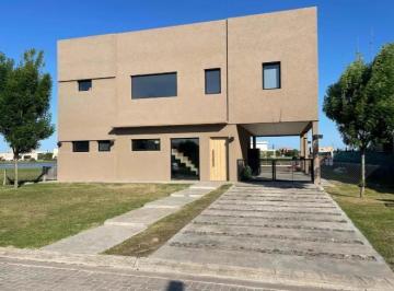 Casa · 180m² · 4 Ambientes · 2 Cocheras · Venta Casa 4 Amb con Pileta a La Laguna Magallanes Pueblos del Plata