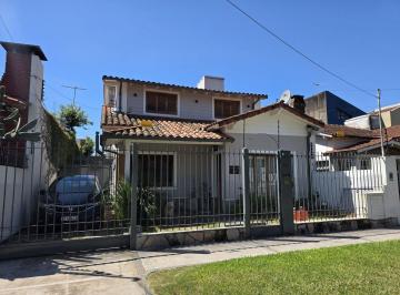 Casa · 200m² · 5 Ambientes · 1 Cochera · Venta Casa 5 Amb con Pileta y Cochera Hurlingham