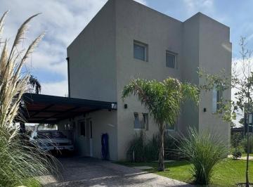Casa · 200m² · 4 Ambientes · 1 Cochera · Casa Chalet en Venta en Santa Lucia, Pilar del Este, Pilar